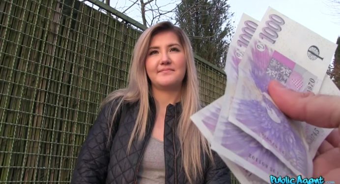 Sarışın hatun para için amcığını siktiriyor